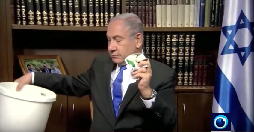 Netanyahu throws Hamas document in the trashbin