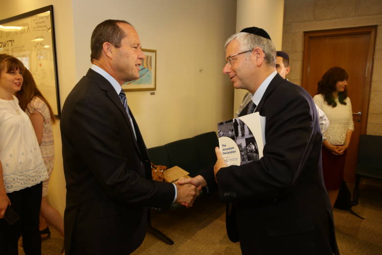El alcalde de Jerusalén Nir Barkat y la UWI fundador Michael Gerbitz