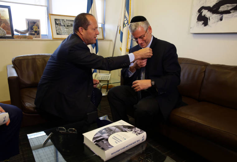 El alcalde de Jerusalén Nir Barkat y la UWI fundador Michael Gerbitz