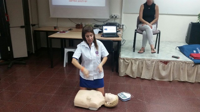 Nechama Loebel teaching an EMS course in sign language.