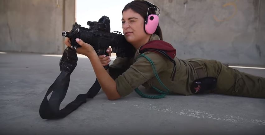 Female IDF shooting instructor