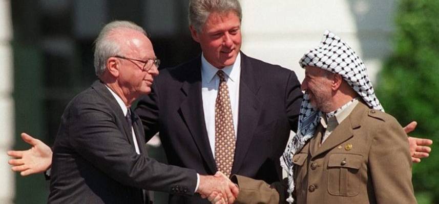 Israeli Prime Minister Yitzchak Rabin shakes hands with arch-terrorist Yasser Arafat at the Oslo Accords signing. (AP)