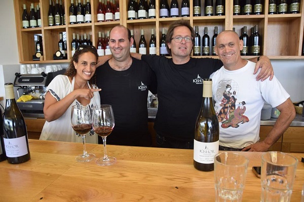 Israeli singer Noa Nini (L) visits Kishorit winery. (courtesy)