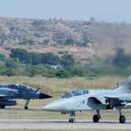 Indian Air Force Mig 27 (L) (AP Photo/Mustafa Quraishi)