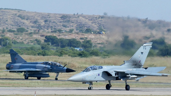 Indian Air Force Mig 27 (L) (AP Photo/Mustafa Quraishi)