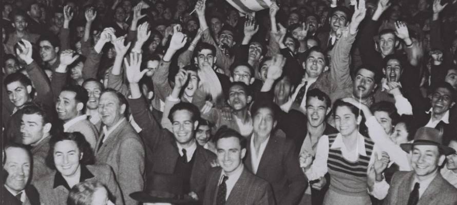 Crowds celebrate creation of jewish state