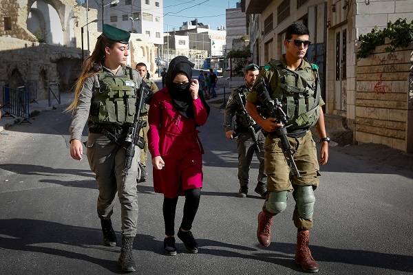 Israeli border police arrest a Palestinian with a knife. (Wisam Hashlamoun/Flash90)