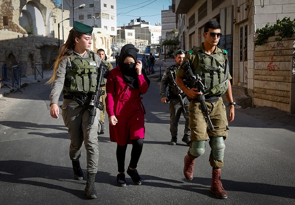 Israeli border police arrest a Palestinian with a knife. (Wisam Hashlamoun/Flash90)