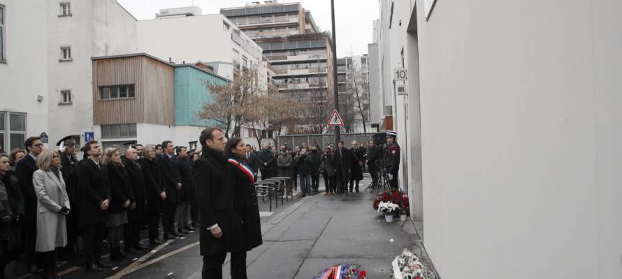 French politicians observe a minute of silence outside Charlie Hebdo's former office. (AP Photo/Christophe Ena, Pool)