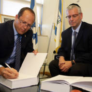 Mayor Barkat Signs UWI's Jerusalem Declaration