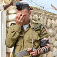 IDF soldier dons tefillin