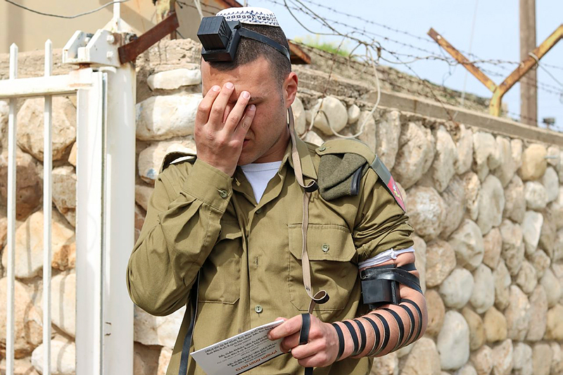 IDF soldier dons tefillin