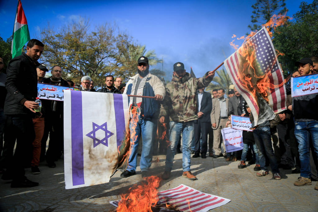 Palestinians burn Israeli and US flags (Abed Rahim Khatib/Flash90)