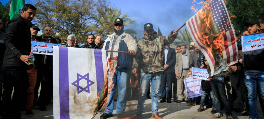 Palestinians burn Israeli and US flags (Abed Rahim Khatib/Flash90)