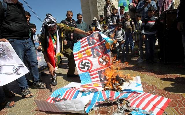 Palestinians burn US flags