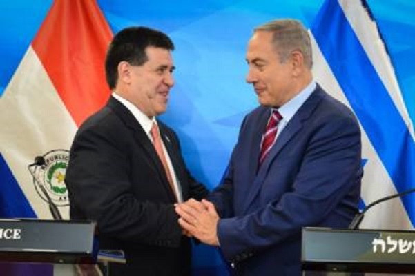 Prime Minister Benjamin Netanyahu with Paraguay's President Horacio Manuel Cartes Jara. (Kobi Gideon/GPO)