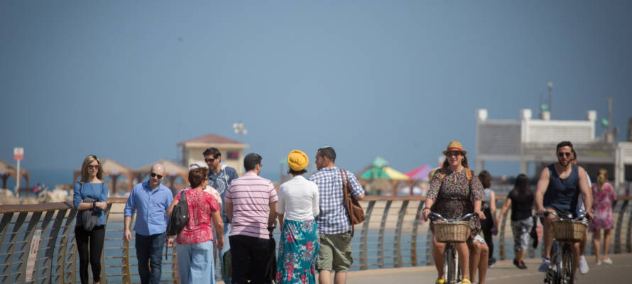 Israelis walk in Tel Aviv (Miriam Alster/FLASH90)