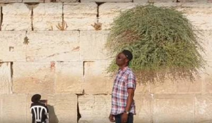 Legendary Cameroonian soccer player Roger Milla at the Kotel. (Screenshot)
