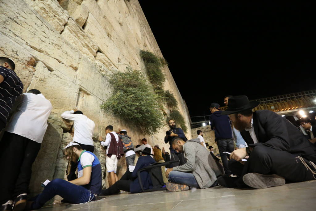 mourners at Western Wall, Jerusalem, tisha b'av