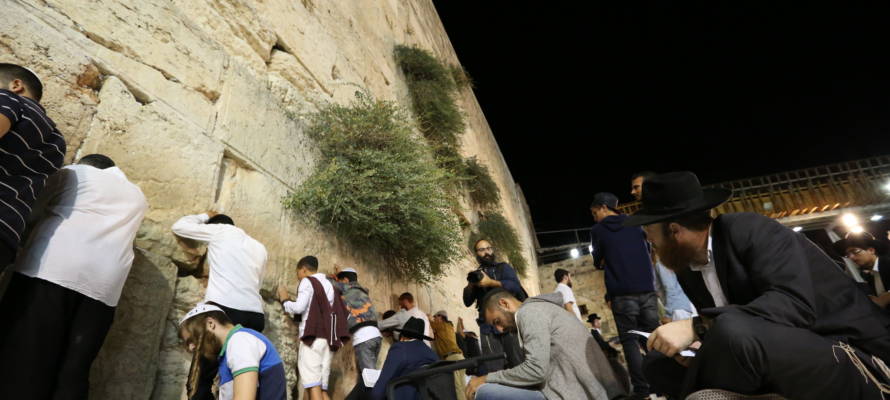 mourners at Western Wall, Jerusalem, tisha b'av