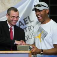Former New York Yankees pitcher Mariano Rivera (R) and Tourism Minister Yariv Levin. (Yonatan Sindel/Flash90)