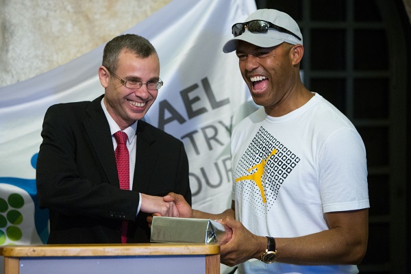 Former New York Yankees pitcher Mariano Rivera (R) and Tourism Minister Yariv Levin. (Yonatan Sindel/Flash90)