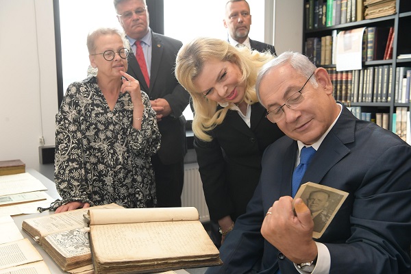 Benjamin and Sara Netanyahu at the National Library of Lithuania. (Amos Ben-Gershom/GPO)