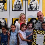 Sara Netanyahu visiting Israeli children with "Mr. Lego" Maj. Maor Cohen. (Kobi Gideon/GPO)