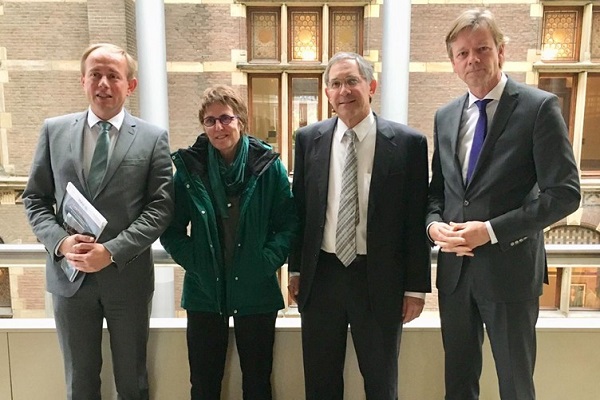 Terror attack survivor Kay Wilson next to PMW's Itamar Marcus (second from right) with Dutch politicians. (PMW)