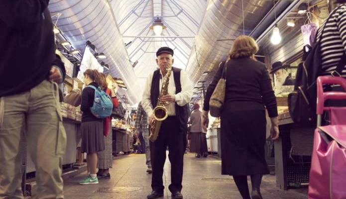 Klezmer musician Bernie Marinbach in Jerusalem. (Screenshot)