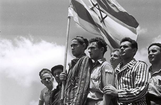 A_GROUP_OF_FORMER_BUCHENWALD_INMATES_ON_BOARD_THE_REFUGEE_SHIP__MATAROA__IN_HAIFA_PORT._ניצולי_שואה_ממחנה_בוכנוואלד,_מגיעים_לנמל_חיפה.D820-065