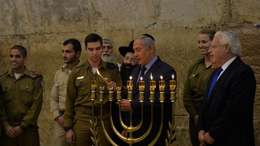 Benjamin Netanyahu and David Friedman light the candles at the Western Wall. (Kobi Gideon/GPO).