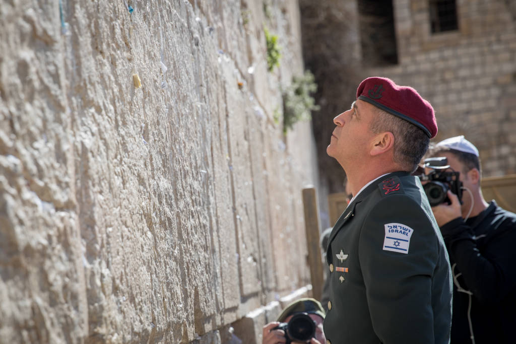 Incoming IDF Chief of Staff Aviv Kochavi visits at the Western Wall. (Yonatan Sindel/Flash90)