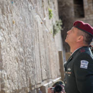 Incoming IDF Chief of Staff Aviv Kochavi visits at the Western Wall. (Yonatan Sindel/Flash90)