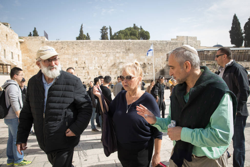 American actress Roseanne Barr visits at the Western Wall. (Noam Revkin Fenton/Flash90)