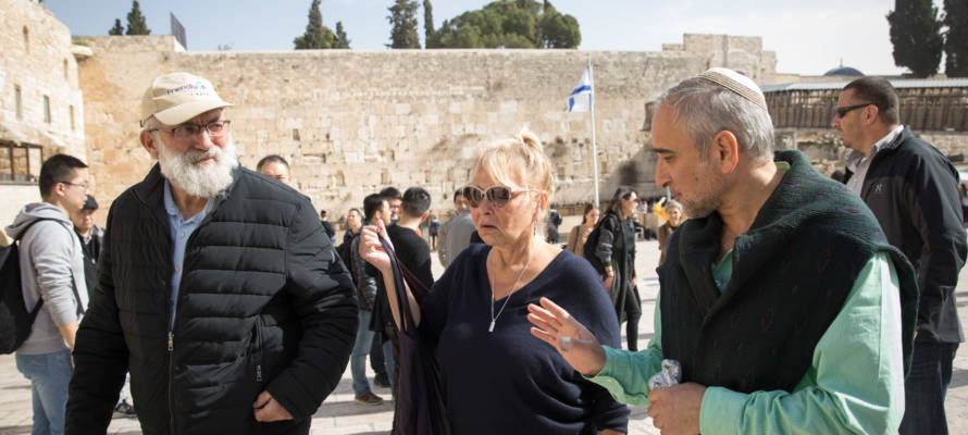 American actress Roseanne Barr visits at the Western Wall. (Noam Revkin Fenton/Flash90)