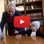 Netanyahu with cancer patient Ido Vaknin in his office. (screenshot)