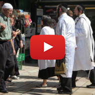 Jews and Muslims in the Old City of Jerusalem. (Sliman Khader/flash90)