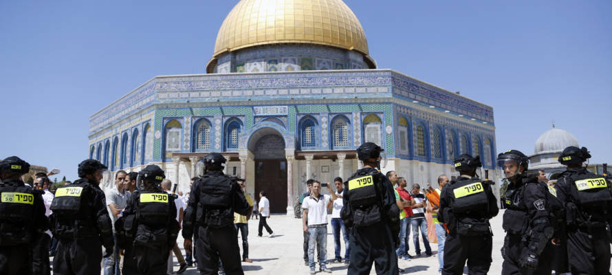 Israeli riot police on the Temple Mount. (Sliman Khader/Flash 90)