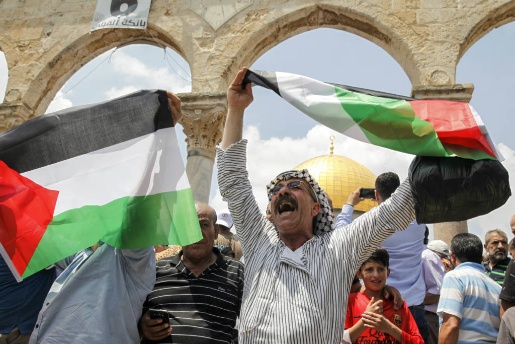 Muslims on the Jewish Temple Mount. (Sliman Khader/Flash90)