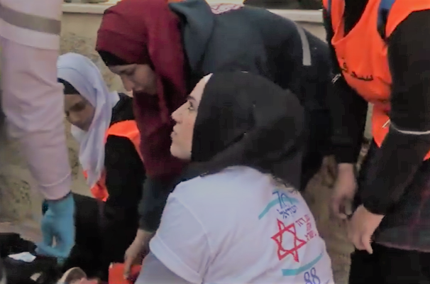 Arab volunteers train to save lives. (screenshot)
