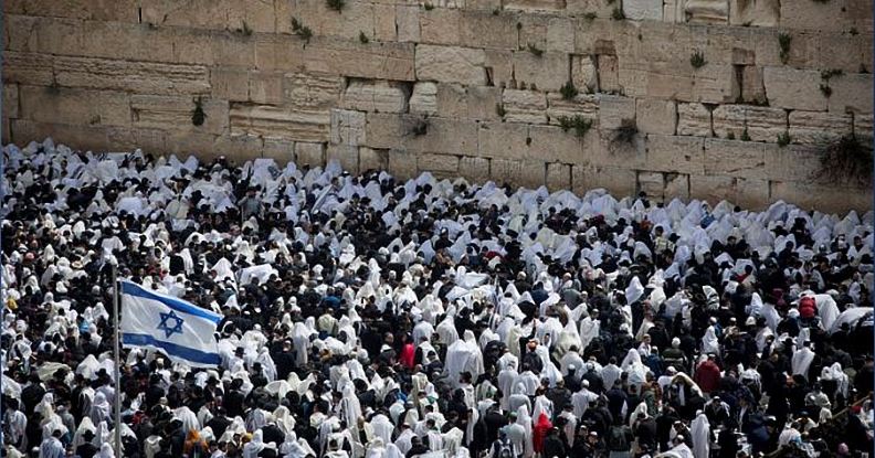 Priestly blessing Western Wall Passover 2019