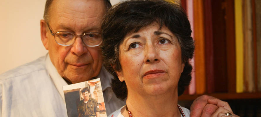 Miriam and Yoni Baumel hold a picture of their son Zachary Baumel, who went missing in at the Battle of Sultan Yacub in 1982. (Flash90)