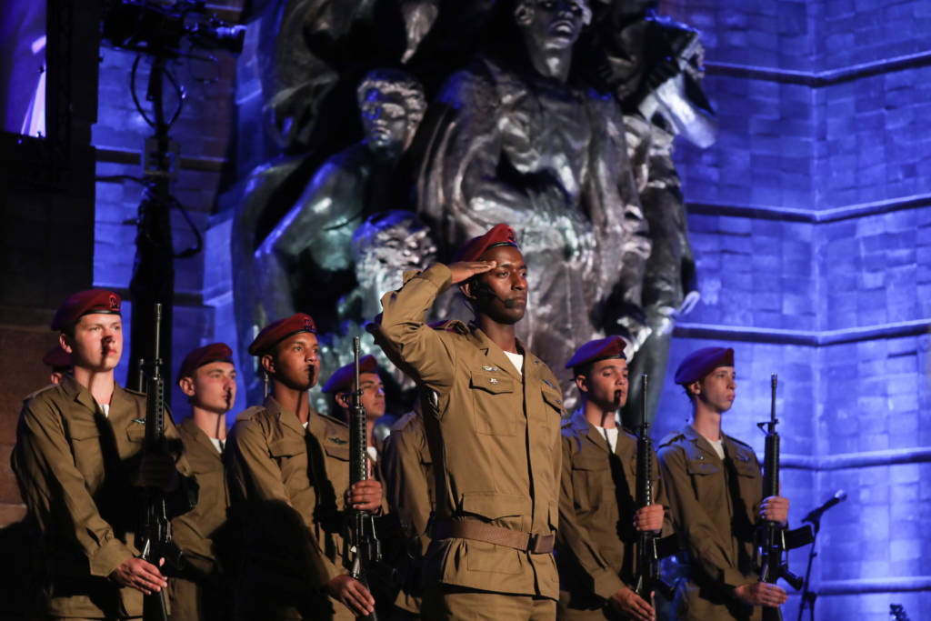Israeli soldiers stand at a ceremony held at Yad Vashem. (Noam Rivkin Fenton/Flash90)