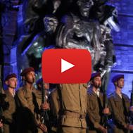 Israeli soldiers stand at a ceremony held at Yad Vashem. (Noam Rivkin Fenton/Flash90)