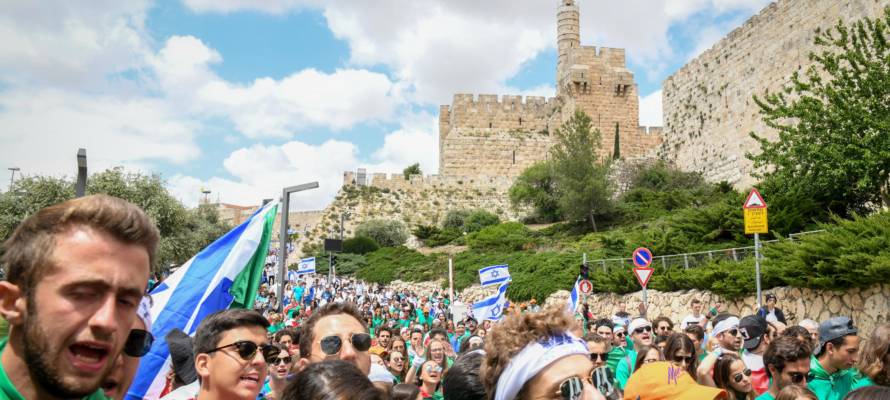 Israeli and international youth in Jerusalem. (Yossi Zeliger/Flash90)