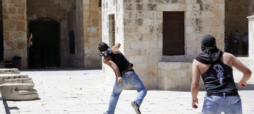 Palestinians throw stones at Israelis on the Temple Mount in a previous clash. (illustrative) (Sliman Khader/Flash 90)
