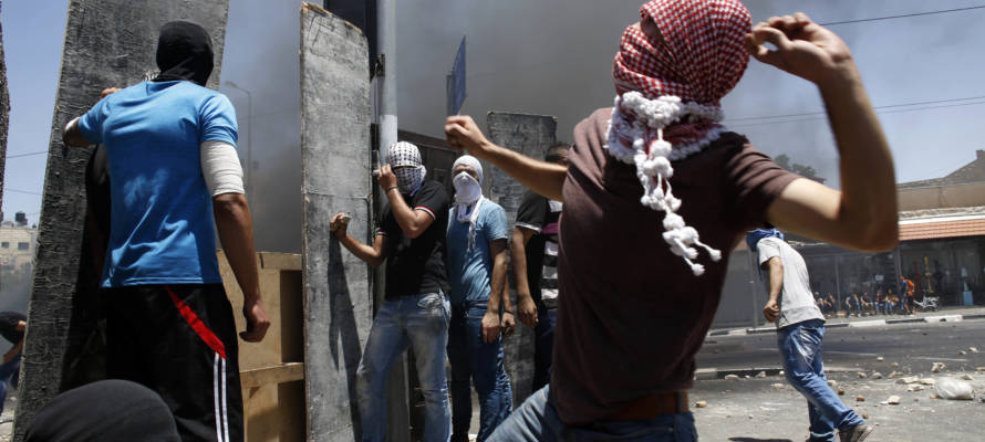 Palestinians riot in Jerusalem. (Sliman Khader/FLASH90)