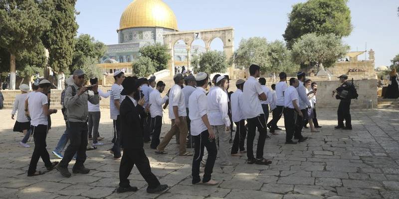 Israeli police escort a group of Jews near  Dome of the Rock /Al Aqsa Mosque on the Temple Mount, June 2, 2019. (AP Mahmoud Illean)