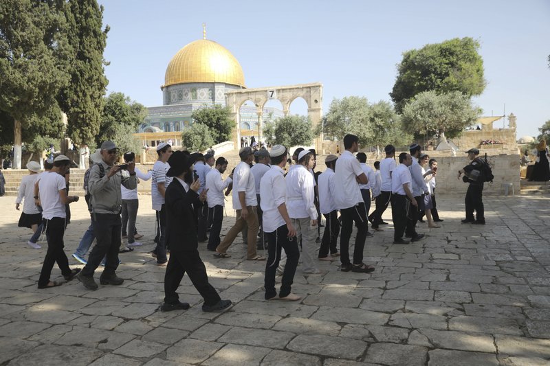 Israeli police escort a group of Jews on the Temple Mount, June 2, 2019. (AP/Mahmoud Illean)